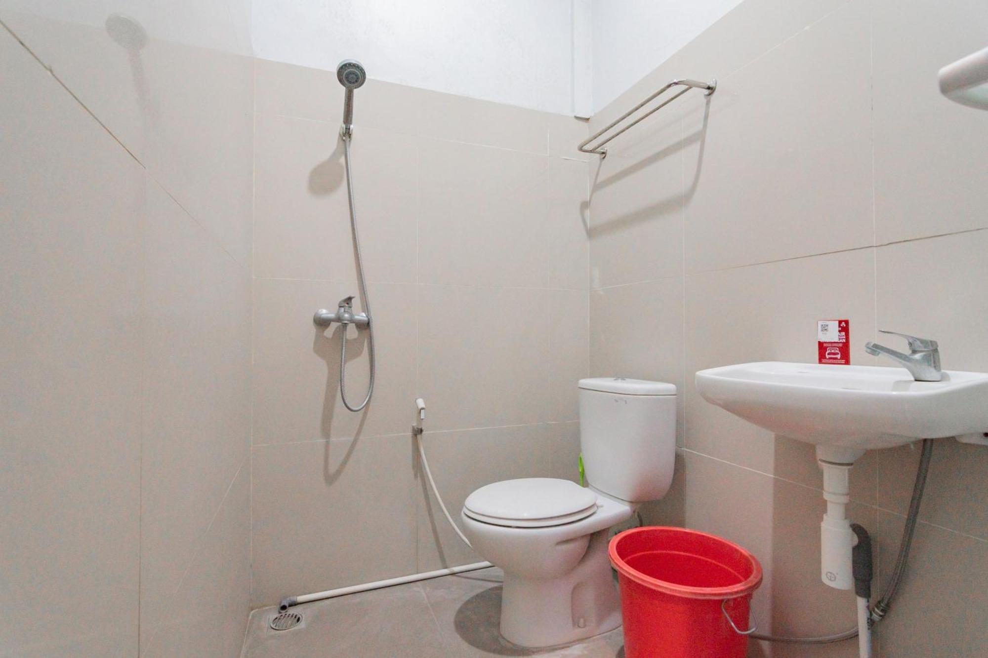 Reddoorz Plus Syariah @ Tuparev Cirebon 3 Værelse billede