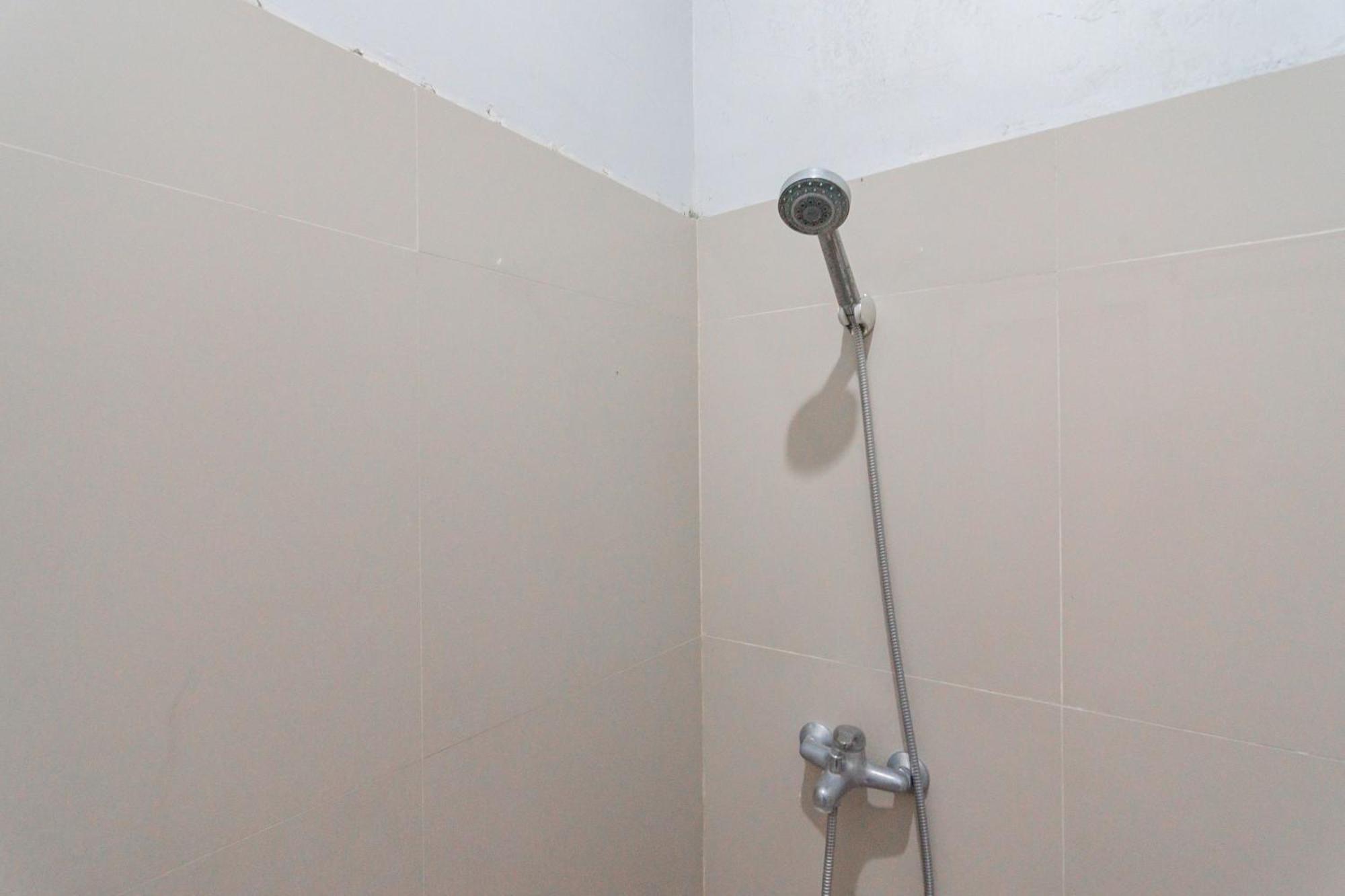 Reddoorz Plus Syariah @ Tuparev Cirebon 3 Værelse billede