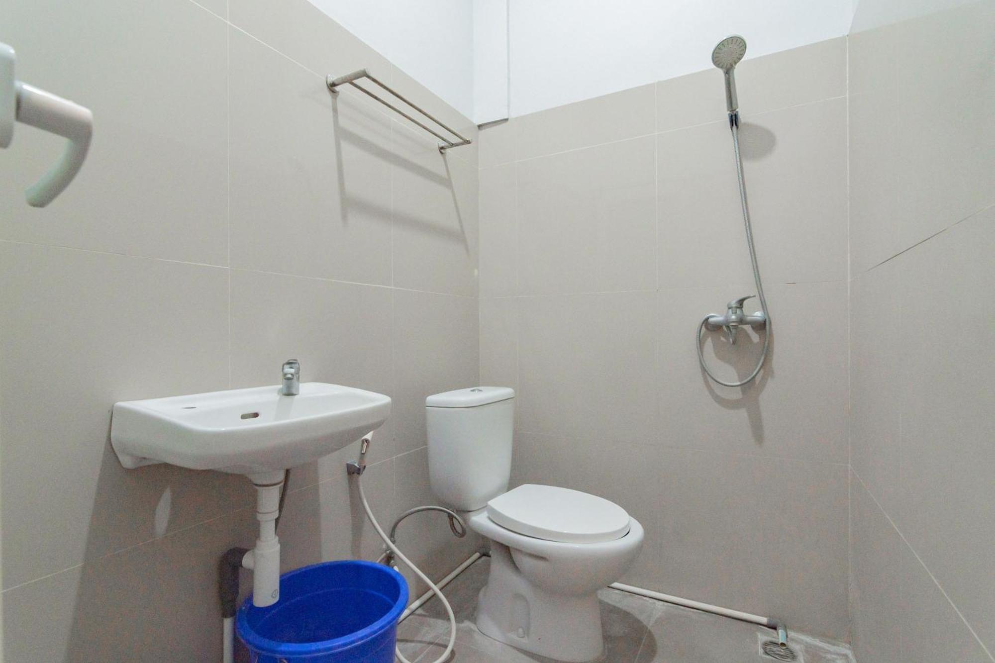 Reddoorz Plus Syariah @ Tuparev Cirebon 3 Værelse billede