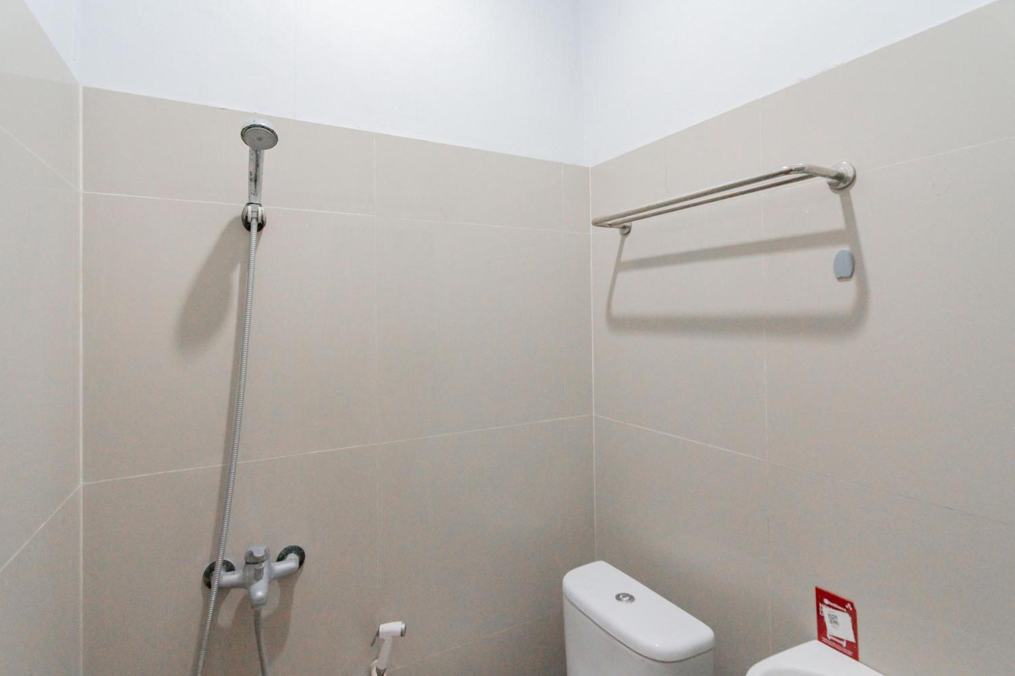 Reddoorz Plus Syariah @ Tuparev Cirebon 3 Værelse billede