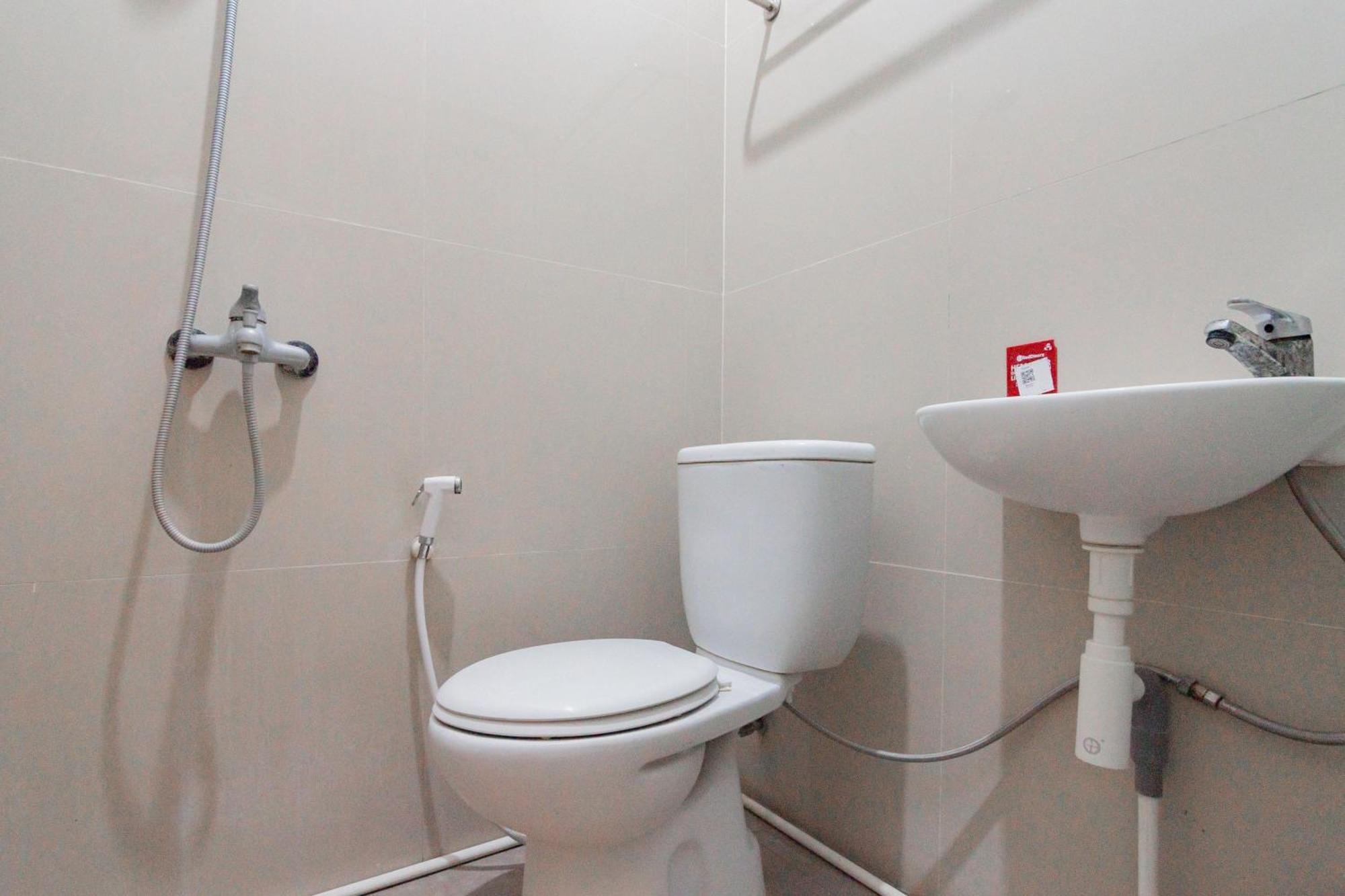 Reddoorz Plus Syariah @ Tuparev Cirebon 3 Værelse billede